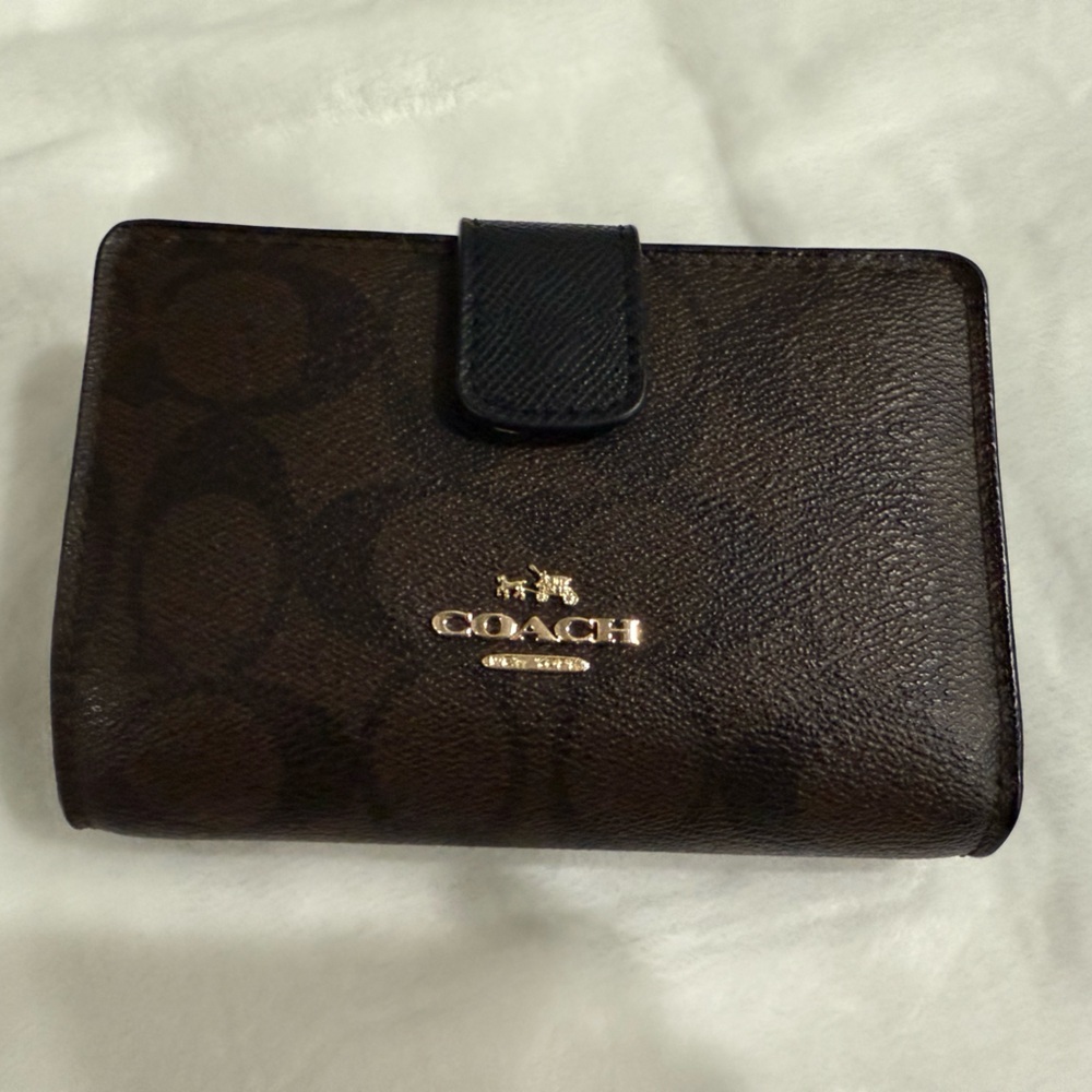 Coach Medium Corner Zip Wallet